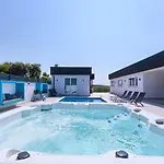Villa Va.lunga With Pool And Wirpool
