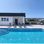 Va.lunga With Pool And Wirpool *