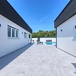 Va.lunga With Pool And Wirpool *