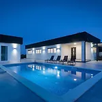 Va.lunga With Pool And Wirpool