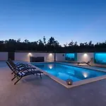 Va.lunga With Pool And Wirpool Pula