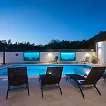 Va.lunga With Pool And Wirpool