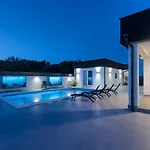 Va.lunga With Pool And Wirpool