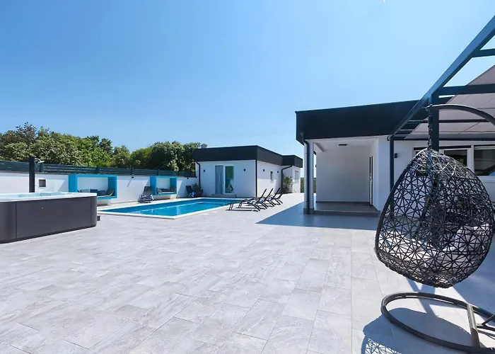 Va.lunga With Pool And Wirpool Pula