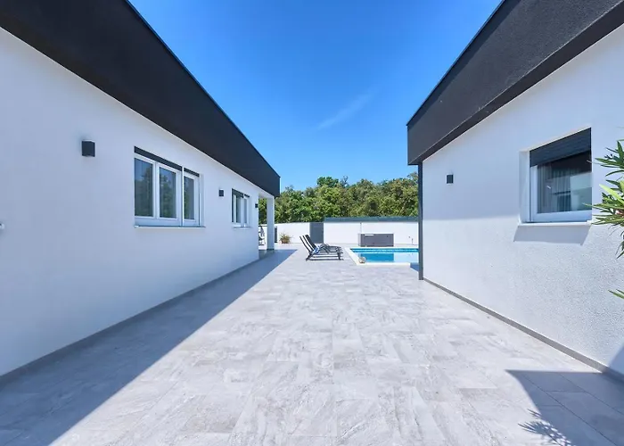 Va.lunga With Pool And Wirpool *