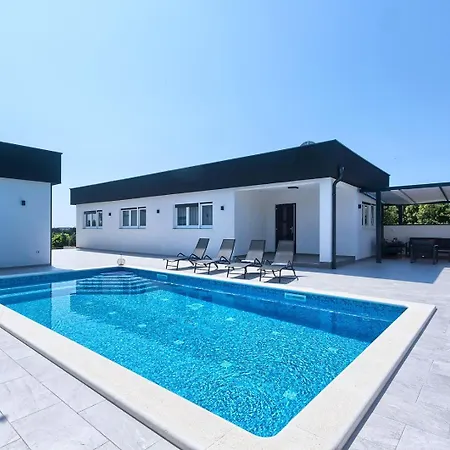 Va.lunga With Pool And Wirpool * بولا